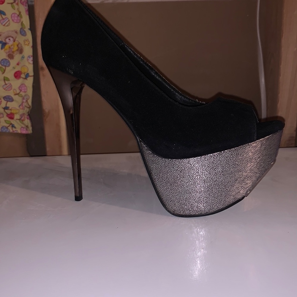 Brand new in the box never been worn size 7 1/2 an 8 1/2